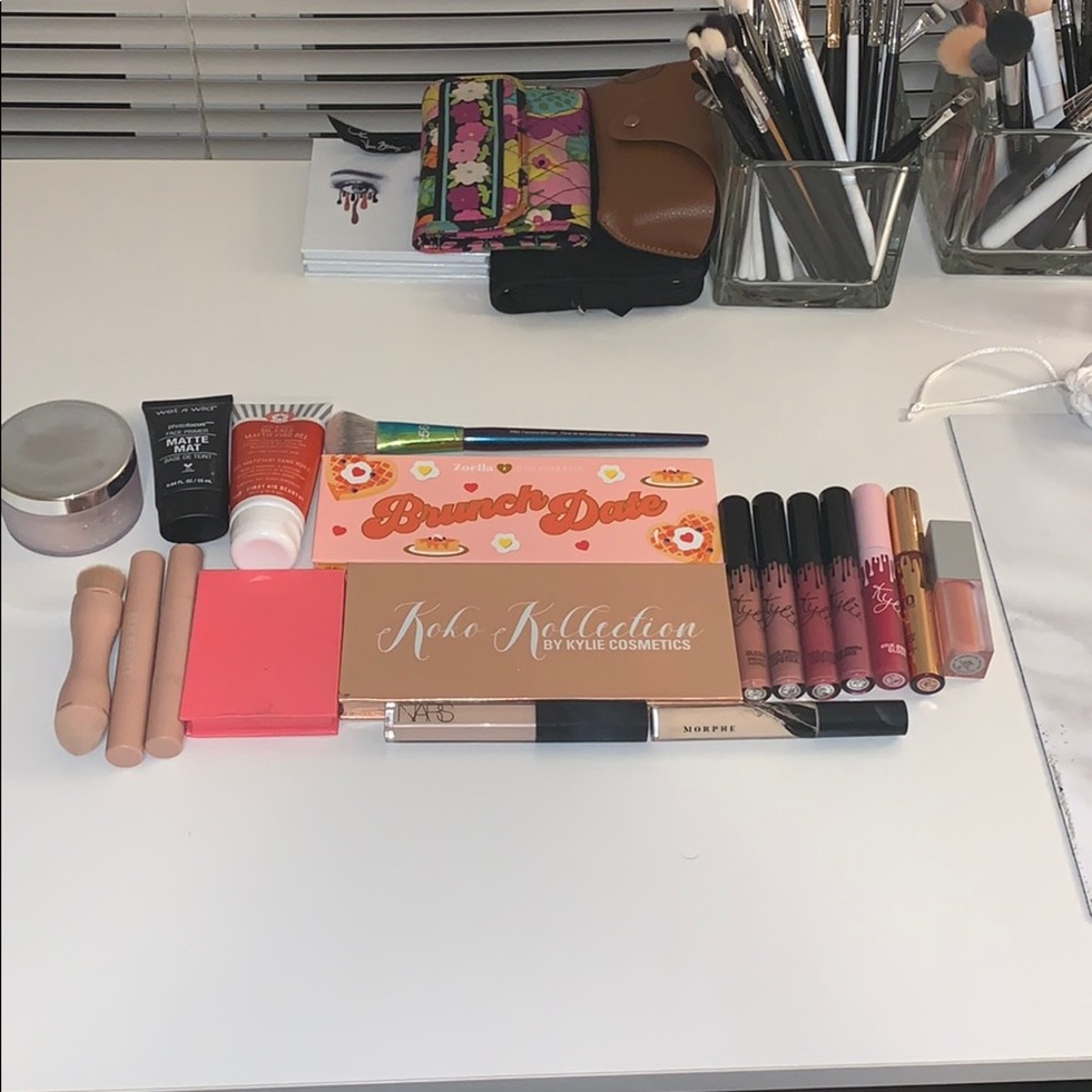 HUGE MAKEUP BUNDLE